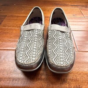 Skechers women’s 8.5 gold champagne slip-on shoes lace eyelet uppers